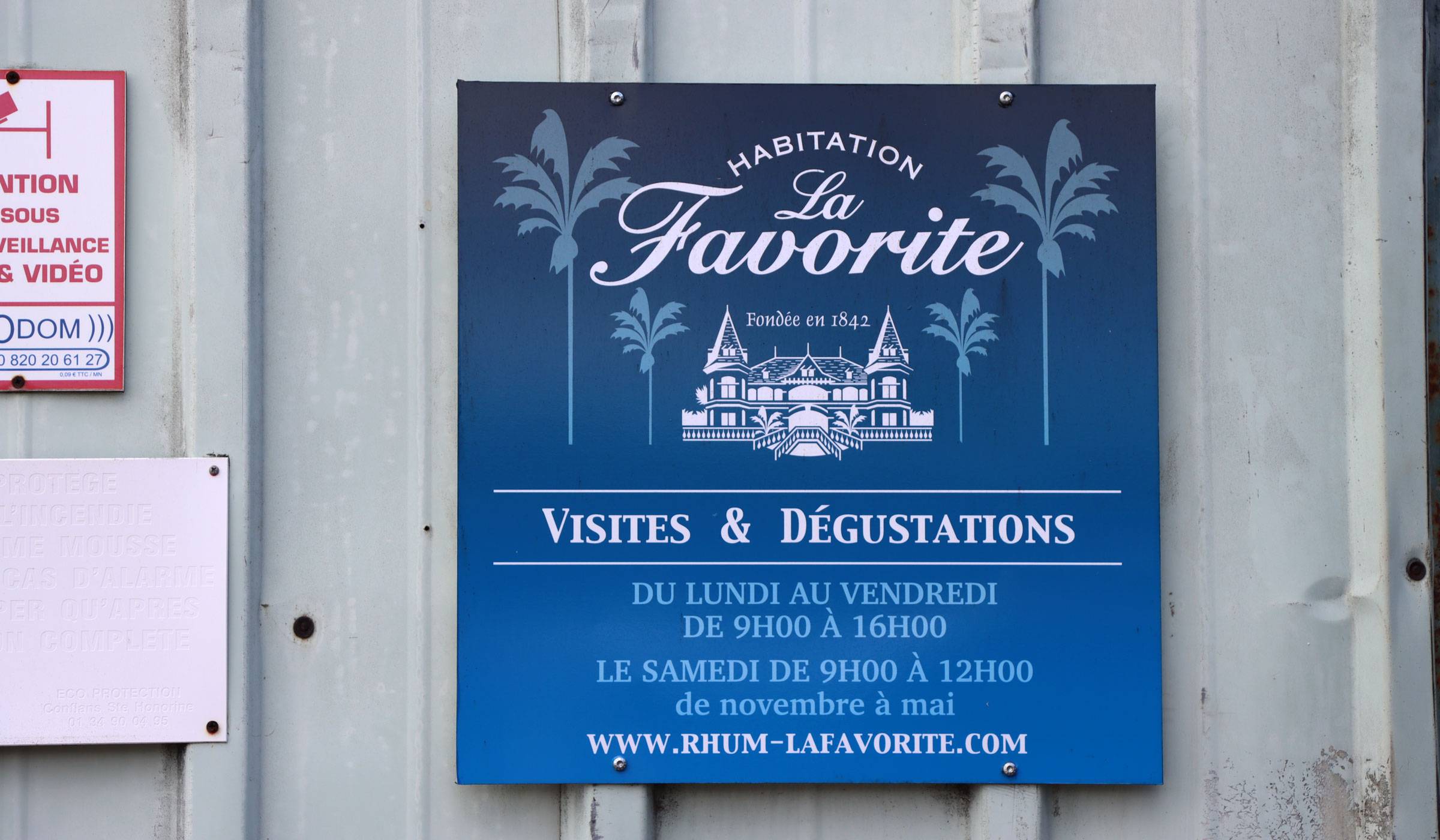 Panneau d'entrée de la distillerie La Favorite