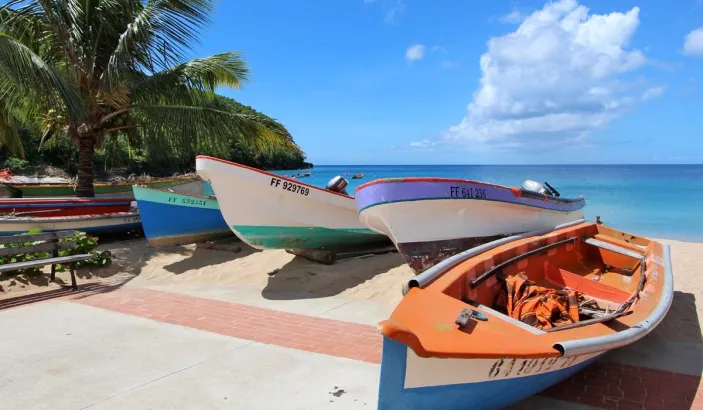 Canots de pêche posés sur la plage de l'Anse Dufour