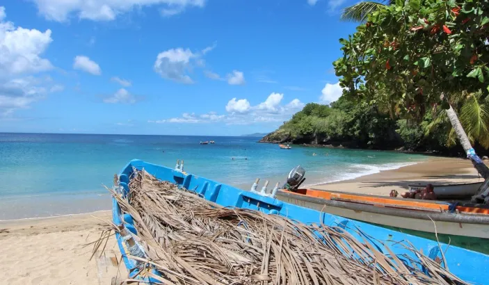 Canots de pêche posés sur la plage de l'Anse Dufour