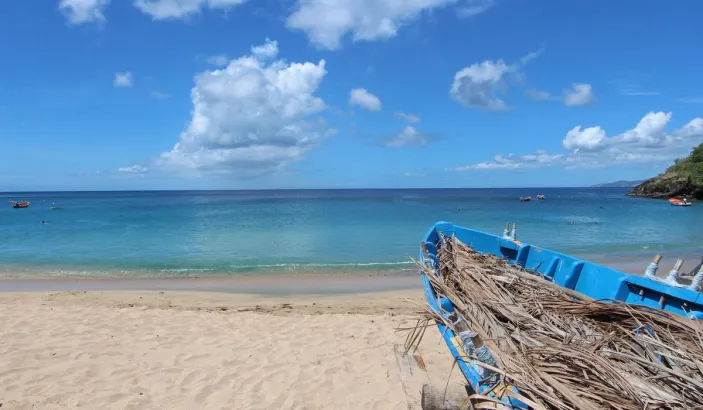 Canots de pêche posés sur la plage de l'Anse Dufour