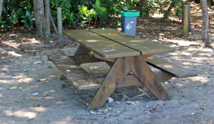 Table and benches l'Anse l'Étang