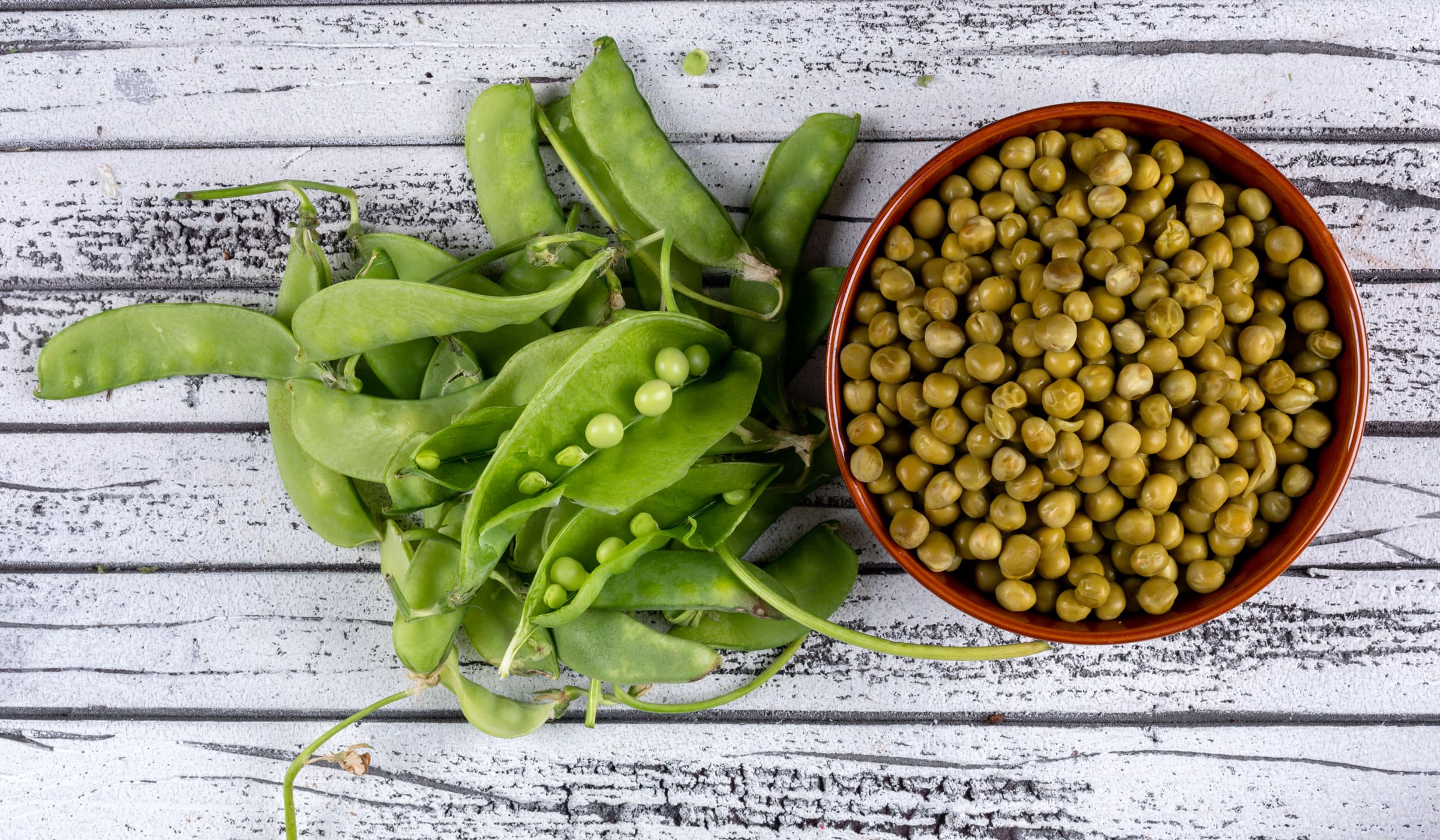 Pois d'Angole cuits dans un bol et pois d'Angole fraîchement cueillis