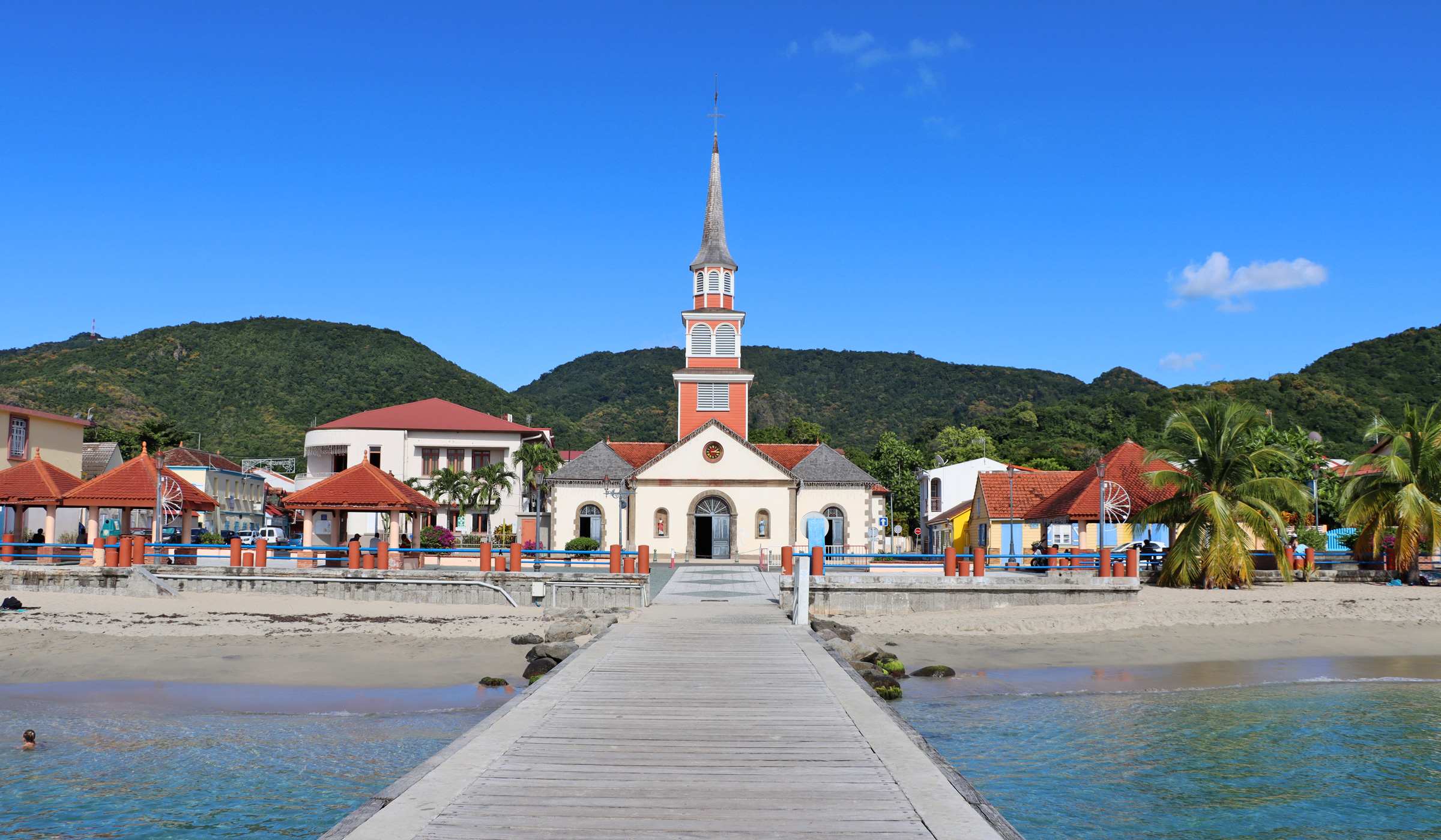 Anses d'Arlet beach with the bridge aligned with the town's church