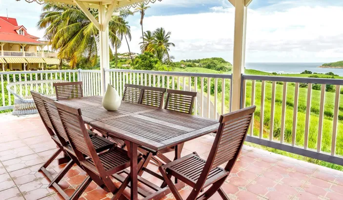 Tables et chaises sur un balcon du Domaine de Saint-Aubin