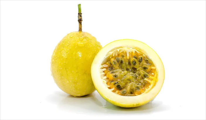 Fruit de la passion coupé en deux
