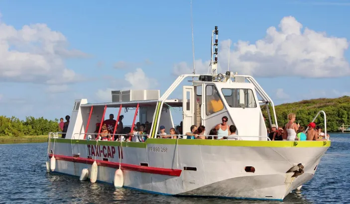 Shuttle bus to Îlet Chevalier
