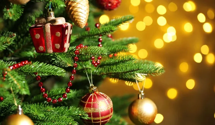 Sapin de noël avec des boules et des illuminations