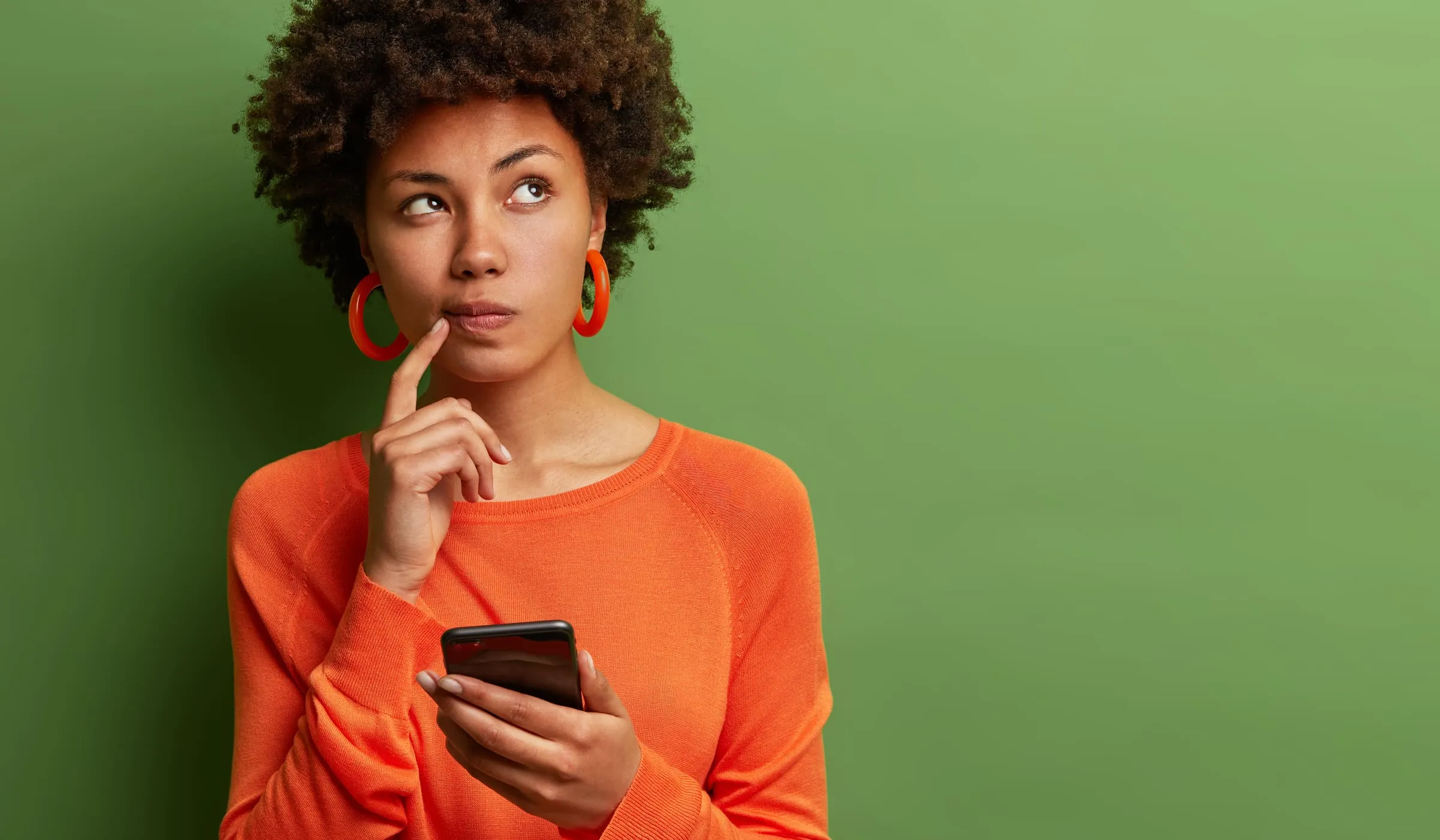 Femme qui réfléchit profondément à la réponse à une question