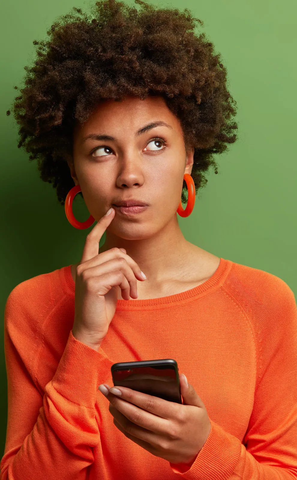 Femme qui réfléchit profondément à la réponse à une question