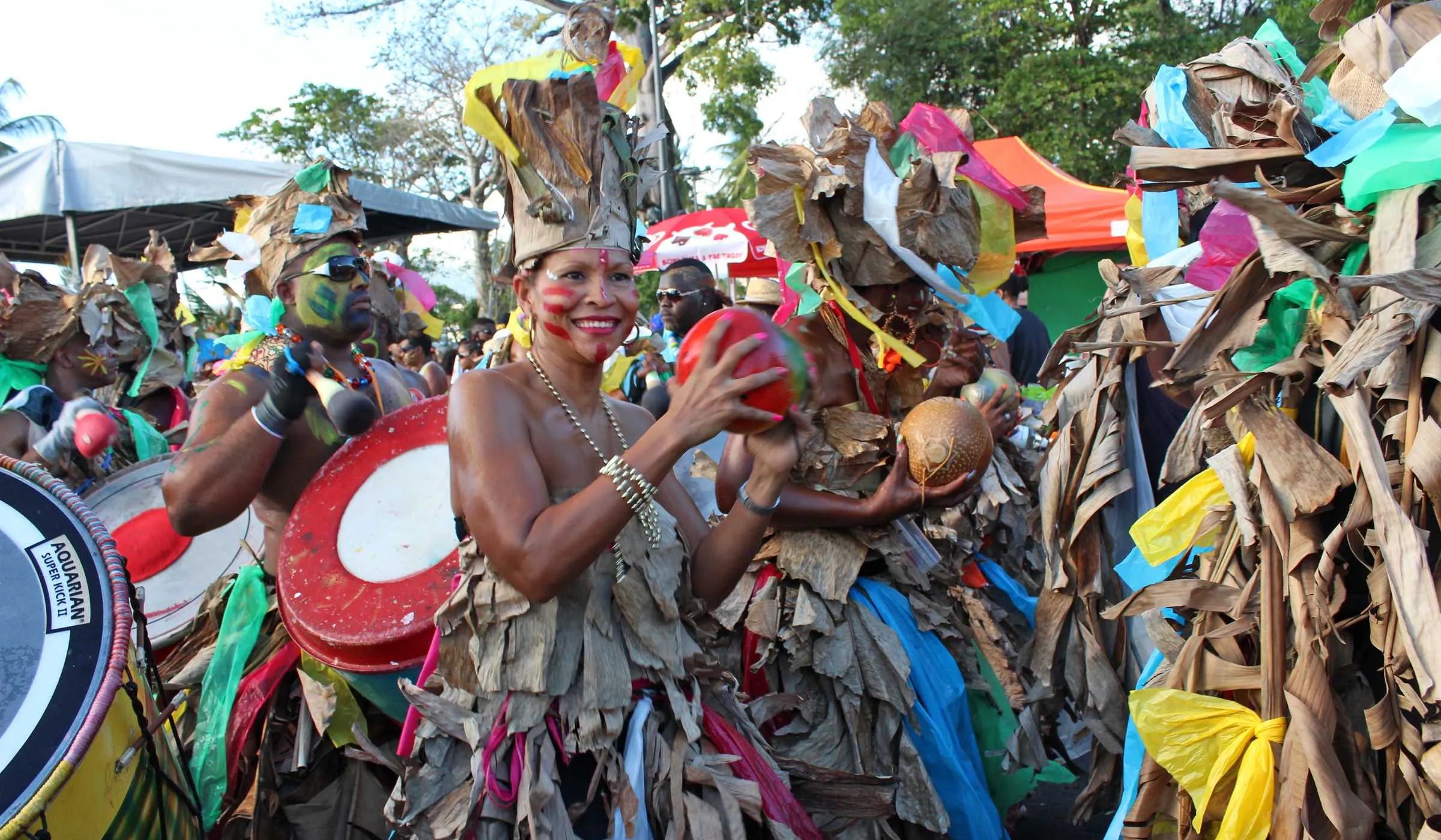 Femme souriant lors d'une parade du carnaval de Martinique