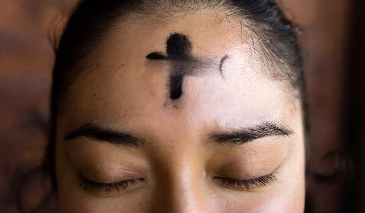 Croix de cendre sur le front d'une fidèle