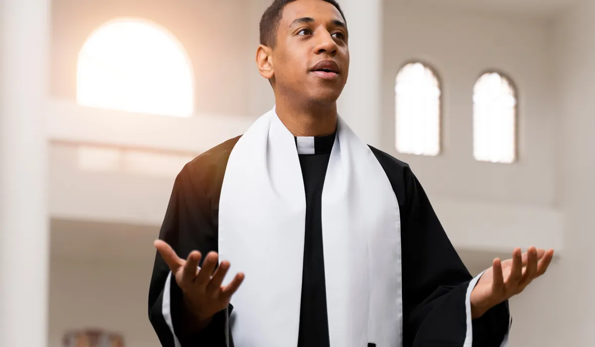 Prêtre prononçant une homélie dans une église