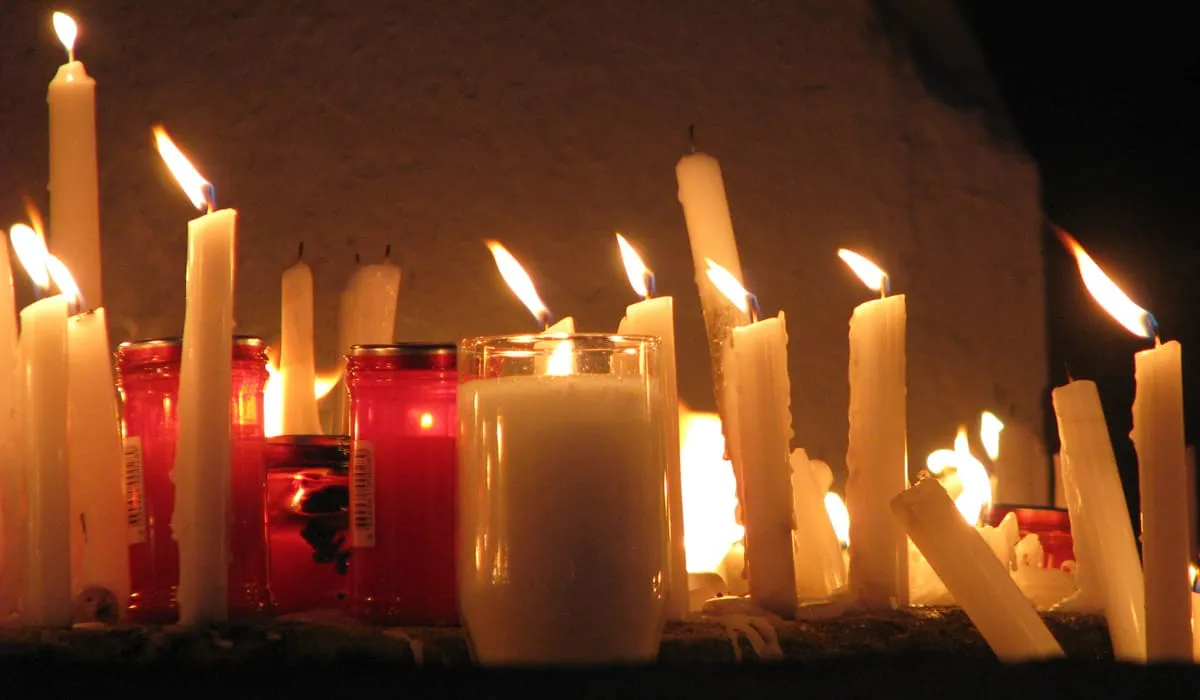 Illumination d'un cimetière avec des bougies